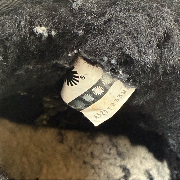 UGG Women's Classic Mini Boot in Black Size 6 - Picture 12 of 12